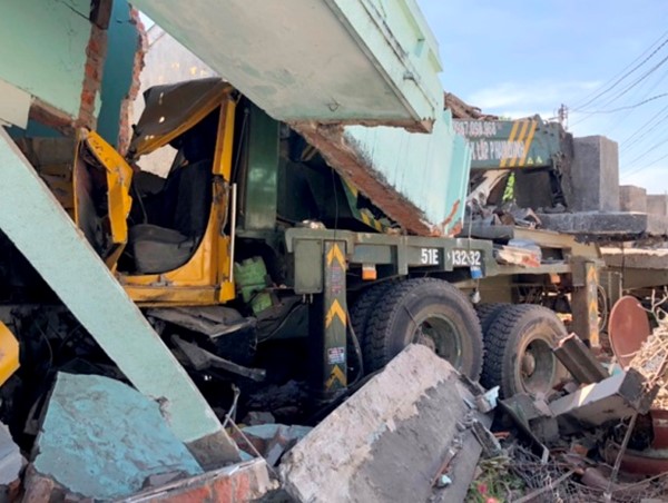 Xe cẩu tông sập 2 căn nhà