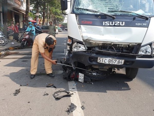 Xe máy lao vào gầm ô tô tải ở Bình Thạnh