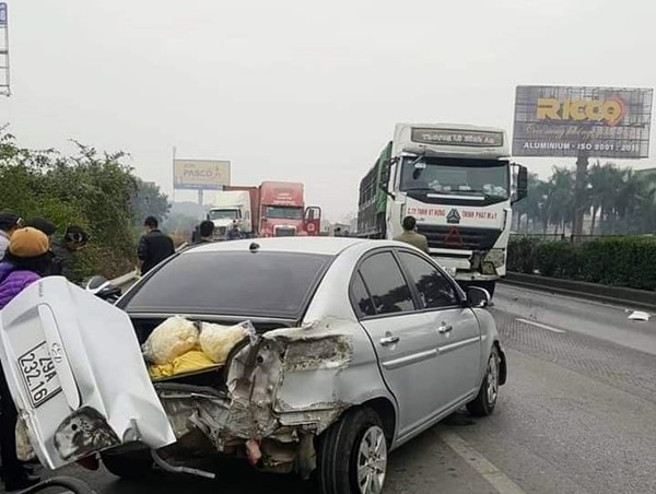 Ô tô con hư hỏng nặng do chuyển làn ẩu trên Quốc lộ 5