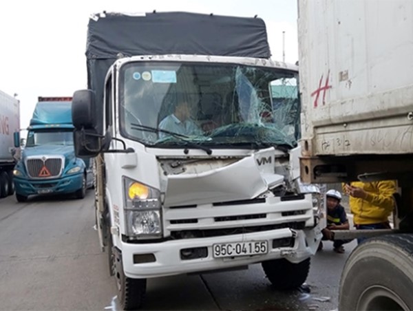 Tai nạn giao thông mới nhất hôm nay 15/1: Xe tải biến dạng sau va chạm, 2 người thoát chết trong cabin
