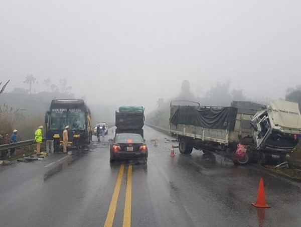 Tự ý quay đầu gây tai nạn trên cao tốc Nội Bài - Lào Cai