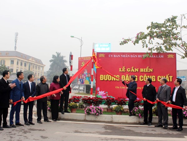 Gắn biển tên đường Đặng Công Chất tại Gia Lâm