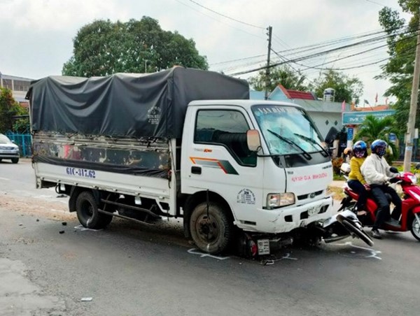 Tai nạn giao thông mới nhất hôm nay 16/1: Tài xế xe tải ngủ gật, tông 5 học sinh bị thương