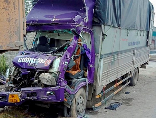 Hai ô tô cùng chiều đâm nhau trên Quốc lộ 1, ít nhất một người tử vong