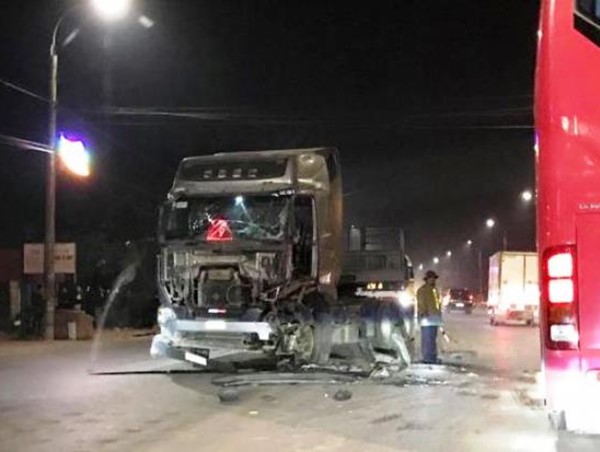 Va chạm liên hoàn giữa 2 xe container và xe 4 chỗ, tài xế may mắn thoát nạn