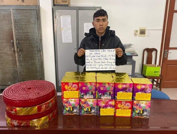 Hà Nội: Tạm giữ nam thanh niên chở 36kg pháo nổ mang bán cho khách trong đêm