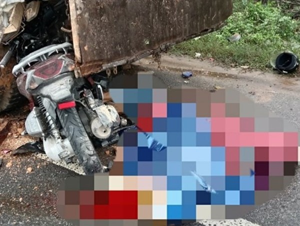 Quảng Trị: Thiếu quan sát, xe máy đâm vào đuôi xe tải làm 2 người tử vong