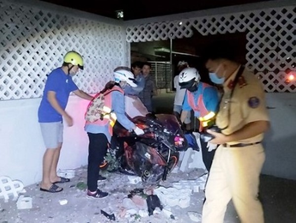 Tai nạn giao thông mới nhất hôm nay 17/1: Xe máy đâm sập tường nhà dân, tài xế tử vong