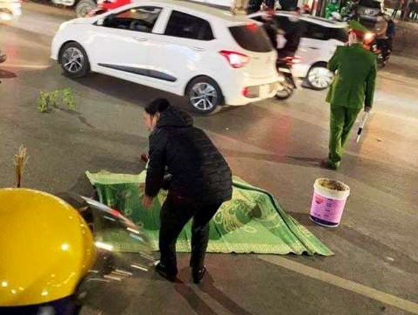 Hà Nội: Đi bộ qua đường, một phụ nữ bị xe máy đâm tử vong