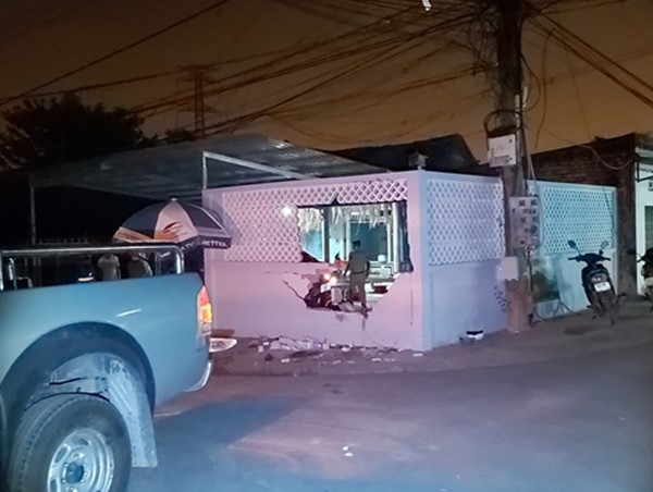 Nam thanh niên điều khiển xe máy tông sập tường nhà dân