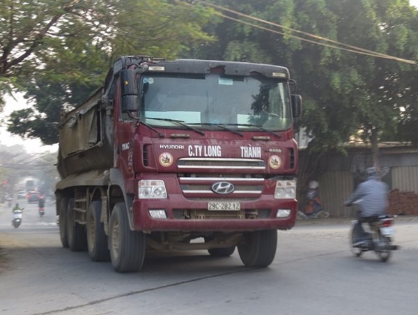 Bất an vì xe quá tải ven Tỉnh lộ 421B