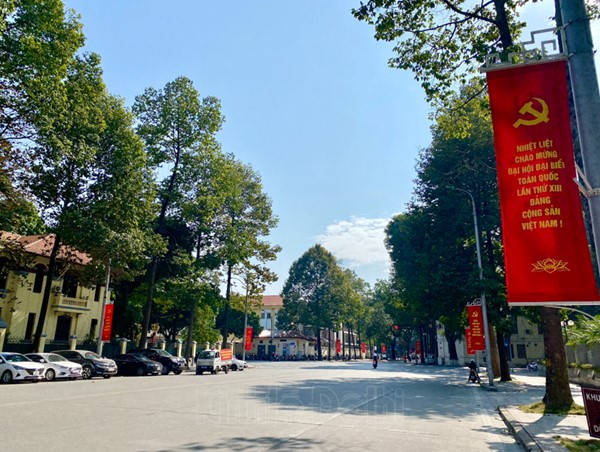 Hà Nội: Trang trí pano, áp-phích ở các tuyến phố chào mừng Đại hội Đảng lần thứ XIII