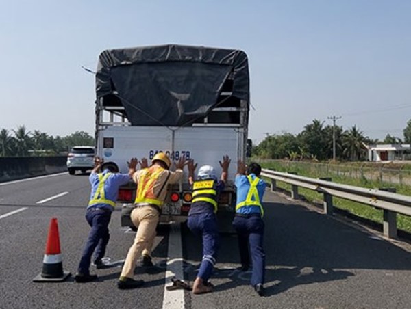 Tài xế dừng xe giữa cao tốc để… ngủ