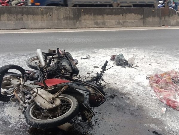 Quảng Nam: 2 xe máy bốc cháy sau va chạm, 1 người bỏng nặng