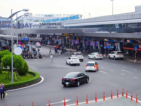 Grab đề xuất phân làn riêng có thu phí cho xe công nghệ vào sân bay Tân Sơn Nhất