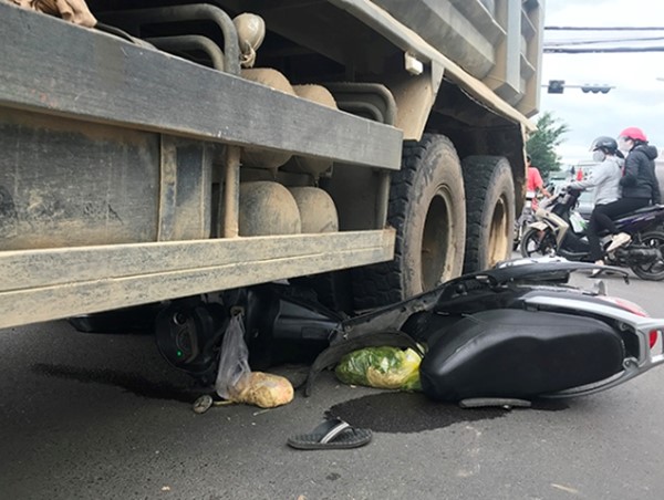 Va chạm với xe tải, xe máy bị cuốn vào gầm