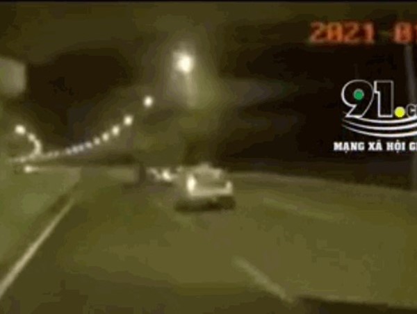 Taxi tông đuôi xe container rồi lật nghiêng trên cao tốc Hạ Long - Hải Phòng