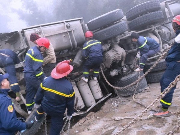 Tai nạn giao thông mới nhất hôm nay 20/1: Xe đầu kéo lật nghiêng, tài xế tử vong trong cabin
