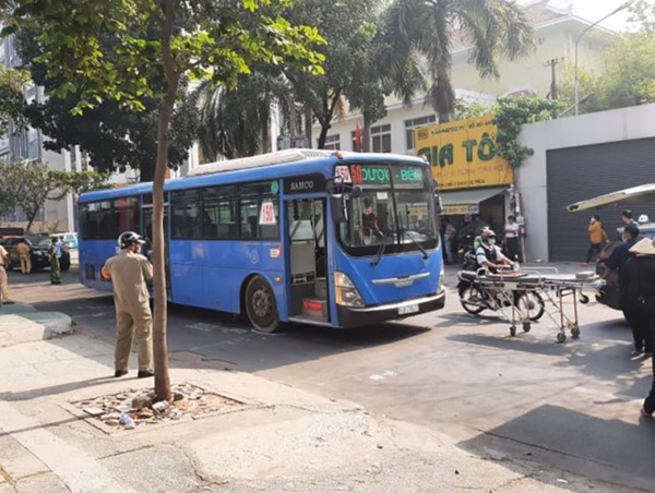 Một phụ nữ bán vé số bị xe buýt cán tử vong