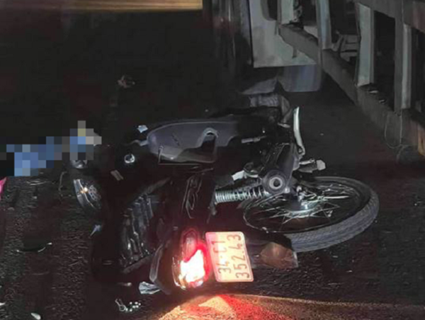 Va chạm với container ngã ra đường, người phụ nữ bị ô tô cán tử vong