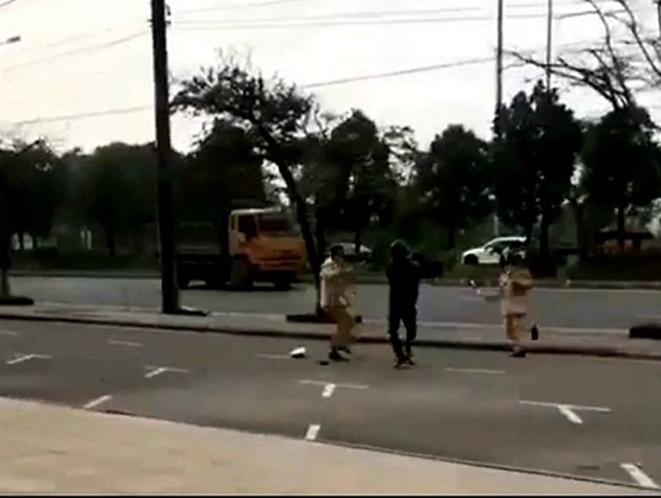 Phẫn nộ cảnh nam thanh niên cầm côn nhị khúc tấn công CSGT