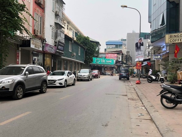 [Điểm nóng giao thông] Ô tô chiếm dụng lòng đường phố Chùa Quỳnh