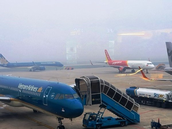 Hàng loạt chuyến bay đến Nội Bài phải chuyển hướng vì thời tiết xấu