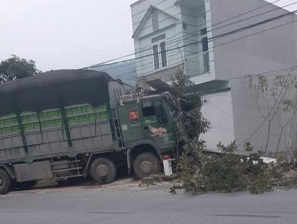 Tai nạn giao thông mới nhất hôm nay 21/1: Tài xế xe tải ngủ gật đâm vào nhà dân