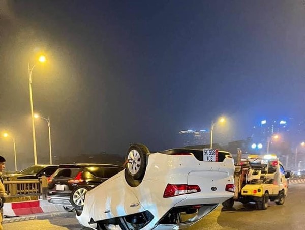 Hà Nội: Xe ô tô lật ngửa sau khi đâm vào dải phân cách trên cầu Vĩnh Tuy
