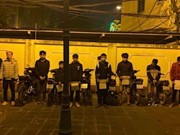 Thị xã Sơn Tây: Bắt 10 thanh thiếu niên nẹt pô, bốc đầu, gây rối trật tự trong đêm