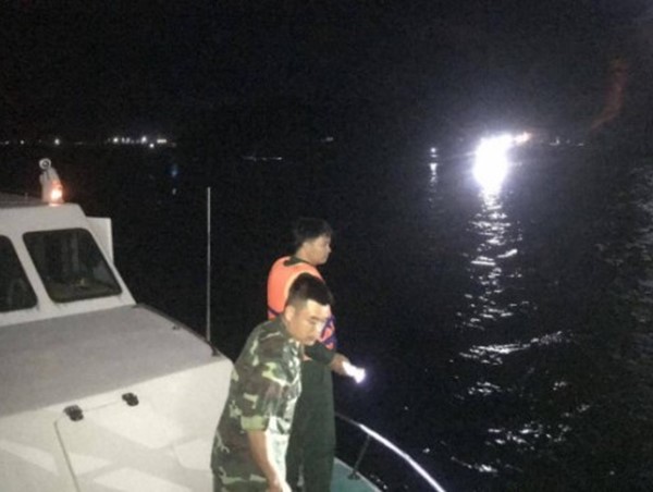 Chìm ghe trên vịnh Cam Ranh, 2 thanh niên tử vong