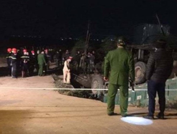 Hà Nội: Xe lao xuống mương nước, tài xế tử vong trong cabin