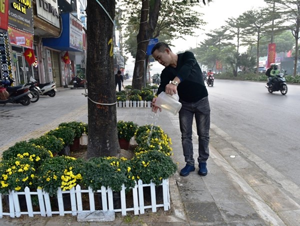 “Con đường hoa” chào mừng Đại hội Đảng của cán bộ, nhân dân phường Quan Hoa
