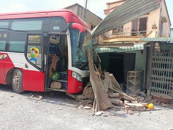 Tai nạn giao thông mới nhất hôm nay 24/1: Xe giường nằm mất lái tông taxi rồi đâm sập 2 nhà dân