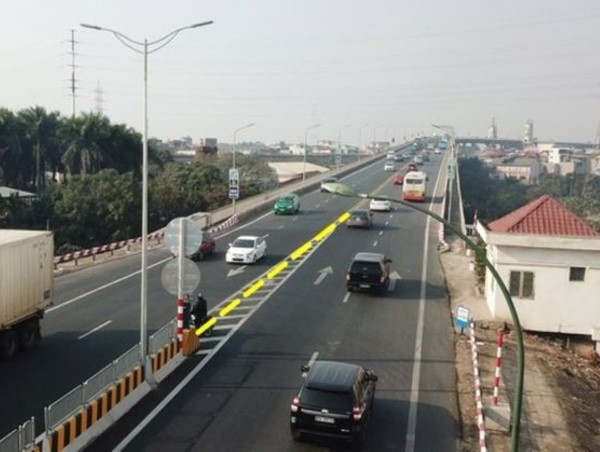 Sẽ lắp dải phân cách dẻo trên cầu Thăng Long để ngăn xe quay đầu