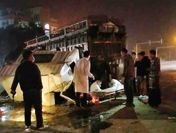 Quảng Ninh: Va chạm giữa xe tải và xe đầu kéo, 4 người bị thương