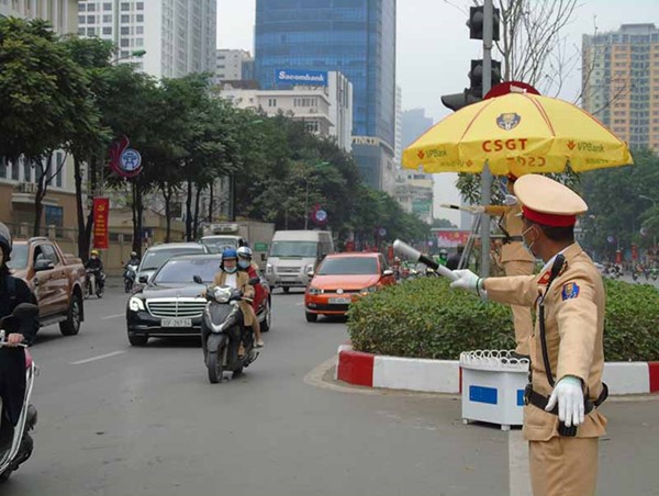 Lực lượng cảnh sát giao thông phân luồng, bảo đảm giao thông phục vụ Đại hội Đảng