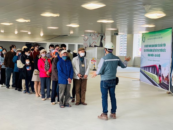 Gần 2.000 người tham quan đoàn tàu đầu tiên tuyến đường sắt đô thị Nhổn - Ga Hà Nội 