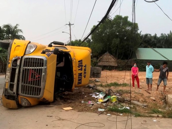 Người dân cứu tài xế mắc kẹt trong xe đầu kéo sau tai nạn