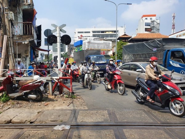 TP Hồ Chí Minh: Thấy tàu hỏa sắp tới, nam shipper vẫn cố băng ngang và bị kéo lê