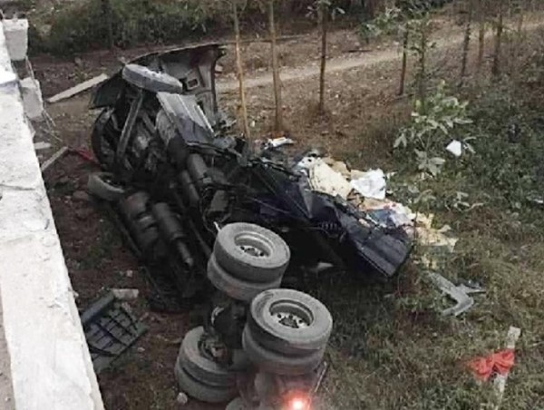 Tai nạn giao thông mới nhất hôm nay 26/1: Xe container lao xuống vực khiến 2 người bị thương nặng