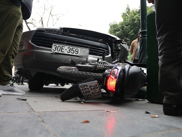 Hà Nội: Ô tô gây tai nạn khiến lái xe Grab bị thương nặng