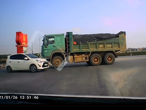 Ô tô con ''đối đầu'' xe tải đi sai phần đường