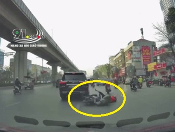 Hà Nội: "Cắm mặt" vào điện thoại, nam shipper đâm vào xe Lexus