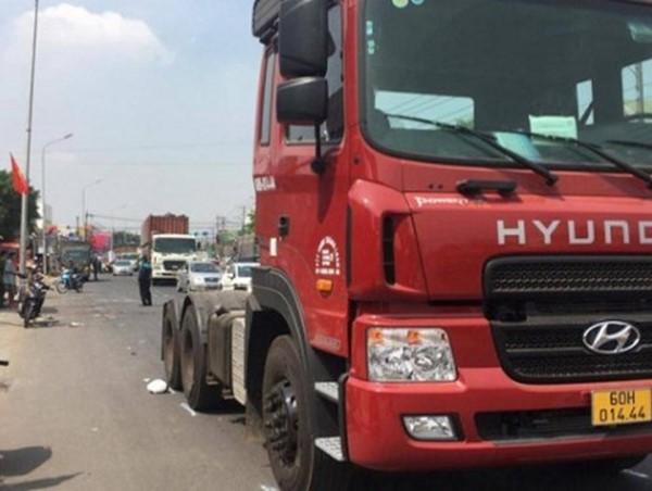 Người phụ nữ bị xe đầu kéo cán tử vong