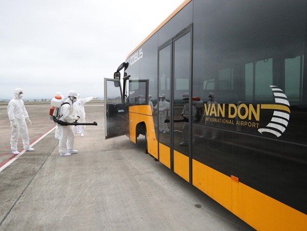 Lấy mẫu xét nghiệm Covid-19 gần 300 nhân viên sân bay Vân Đồn