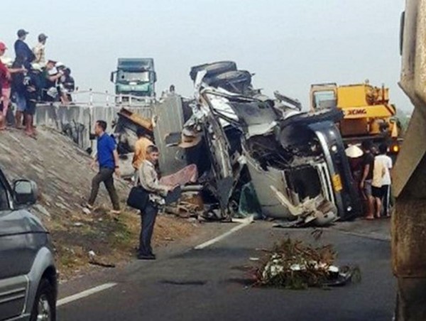 Tai nạn giao thông mới nhất hôm nay 30/1: Xe đầu kéo khiến đường sắt Bắc - Nam tê liệt