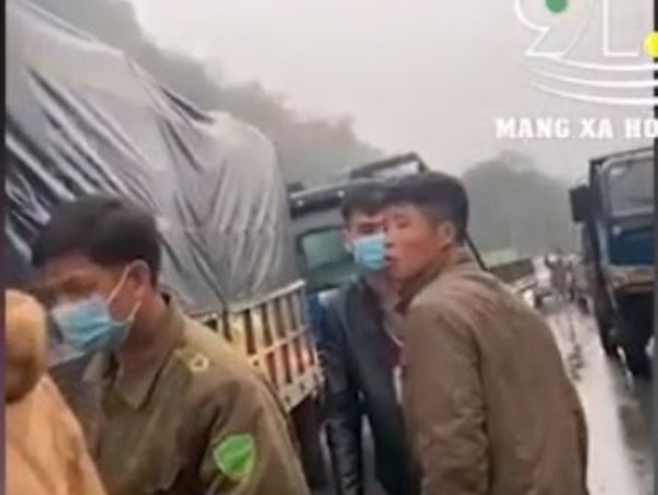 Tài xế mắc kẹt trong cabin sau va chạm xe khách