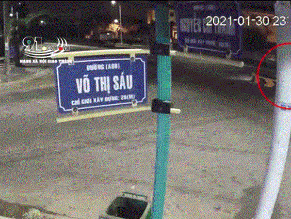 Phi xe máy vào trụ bê tông, nam thanh niên lộn vòng rồi văng xa 30m