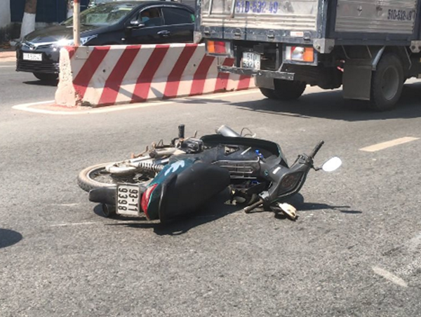 Tai nạn giao thông mới nhất hôm nay 1/2: Va chạm với xe tải, 2 ông cháu tử vong